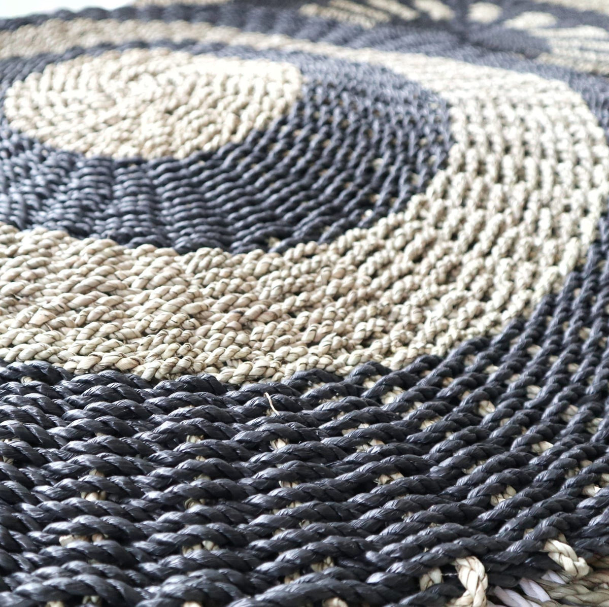 Round Seagrass Rug - Black & Tan Circles - 1m – view 2