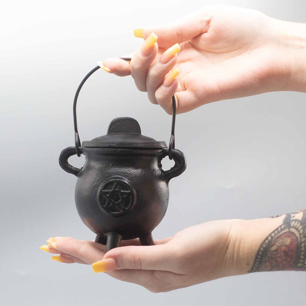 Cast Iron Cauldron with Pentagram 6.5x13cm – view 2