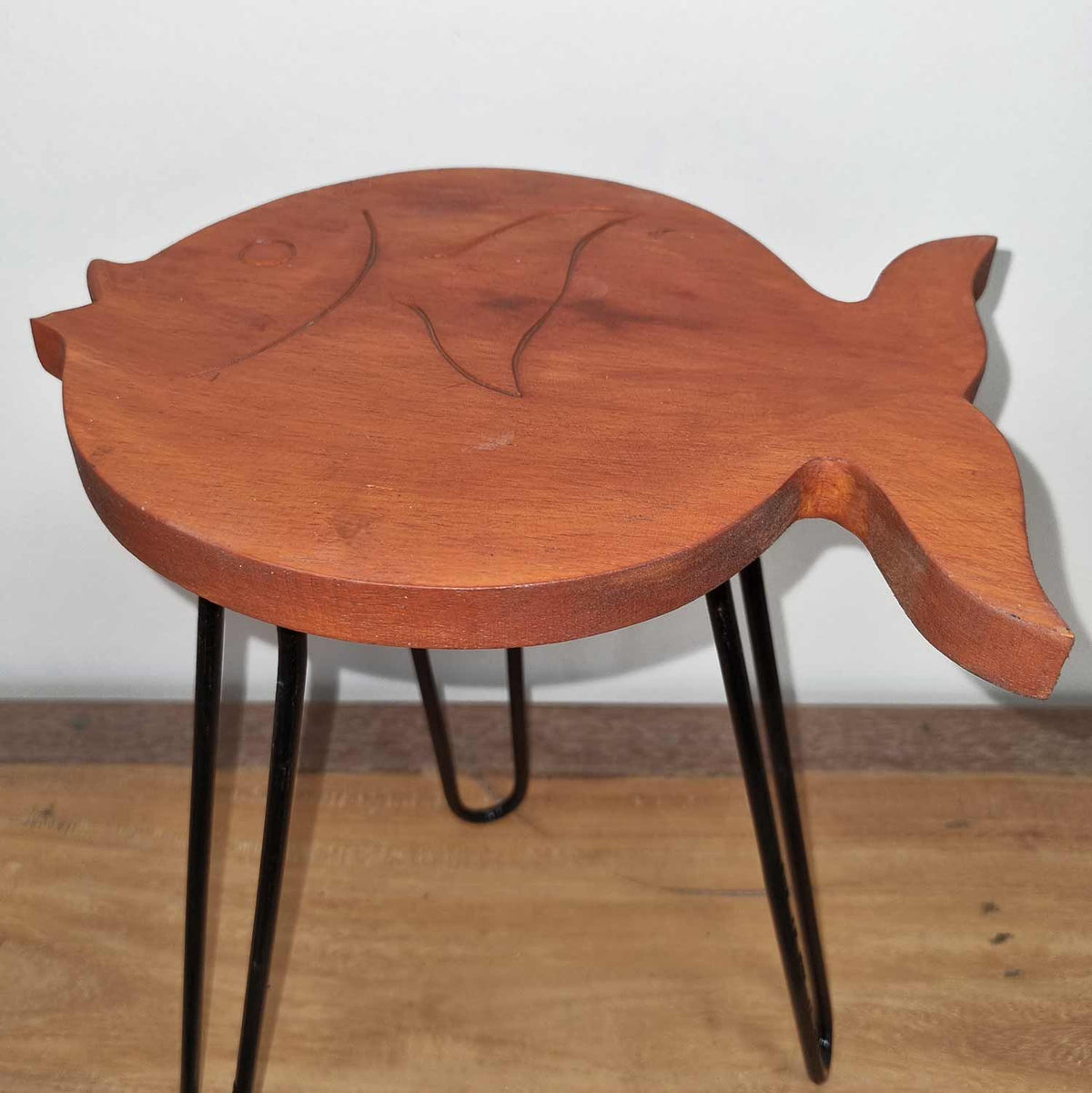 Albasia Wood Fish Stand - Terracotta – view 3