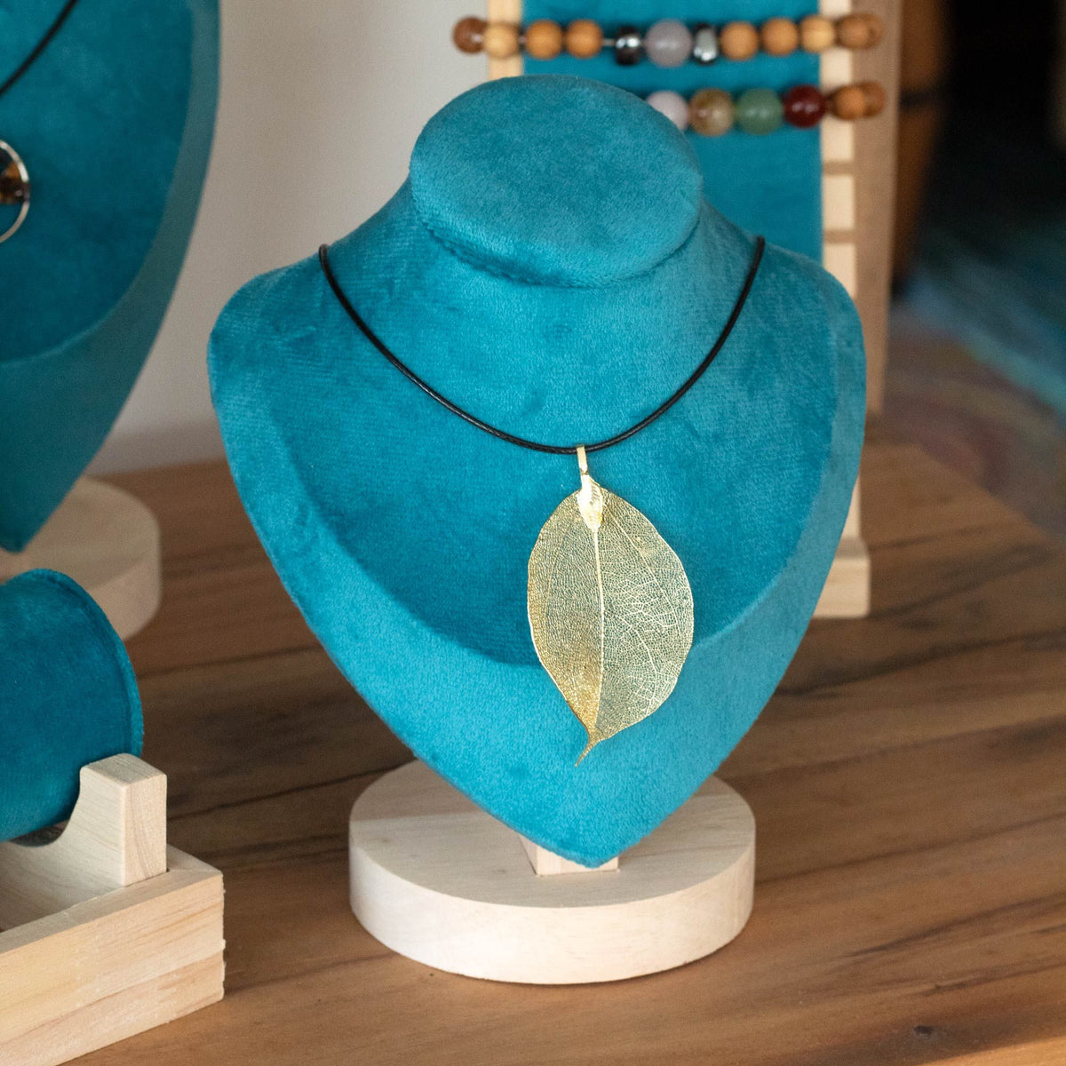 Medium Velvet Necklace Display, 18x14cm – view 5