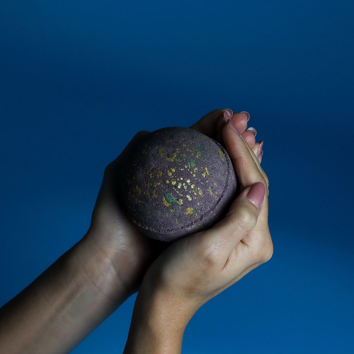 Dubai Bath Bomb - Emerald Oudh Truffle – view 3
