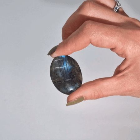 Madagascar Labradorite Palm Stone 35-50mm – view 2
