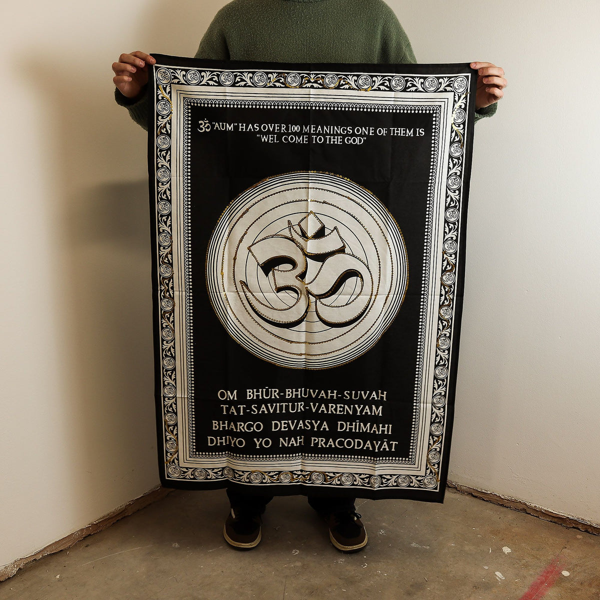 Artă murală din bumbac (70x110cm) - Simbol Om, Negru și Auriu