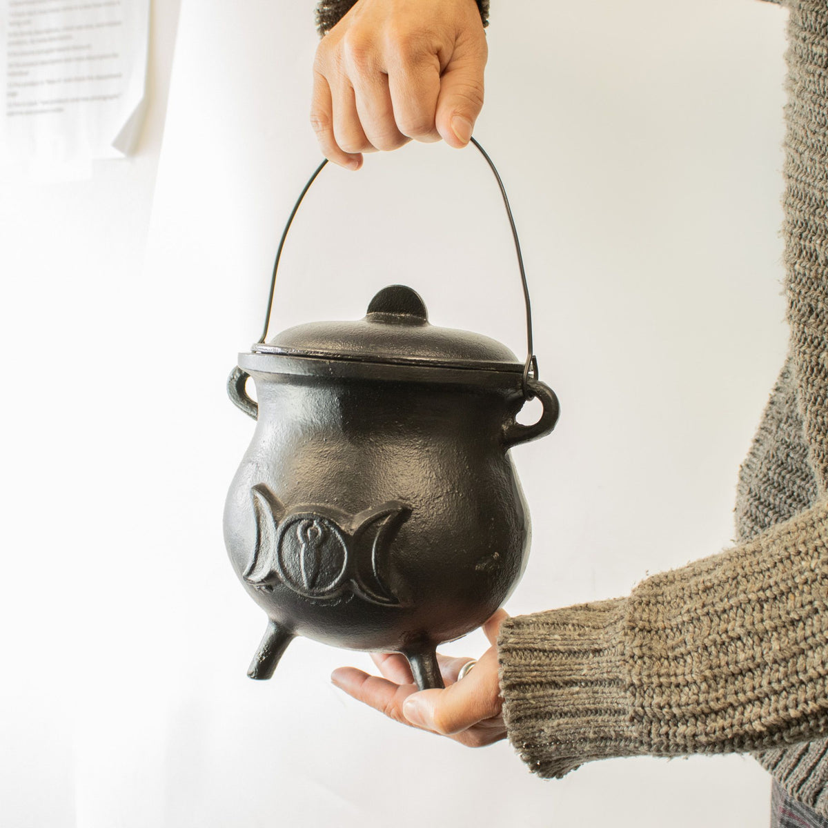 Extra Large Cast Iron Cauldron with Triple Moon 23x18cm – view 6