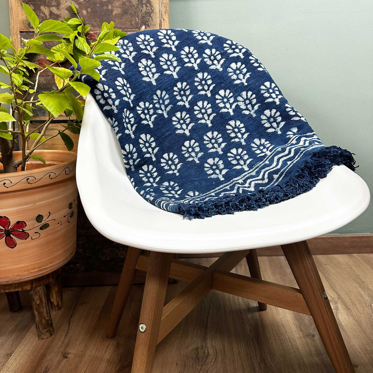 Handmade Indigo Throw - 170x120cm - Chhota Flower – view 2