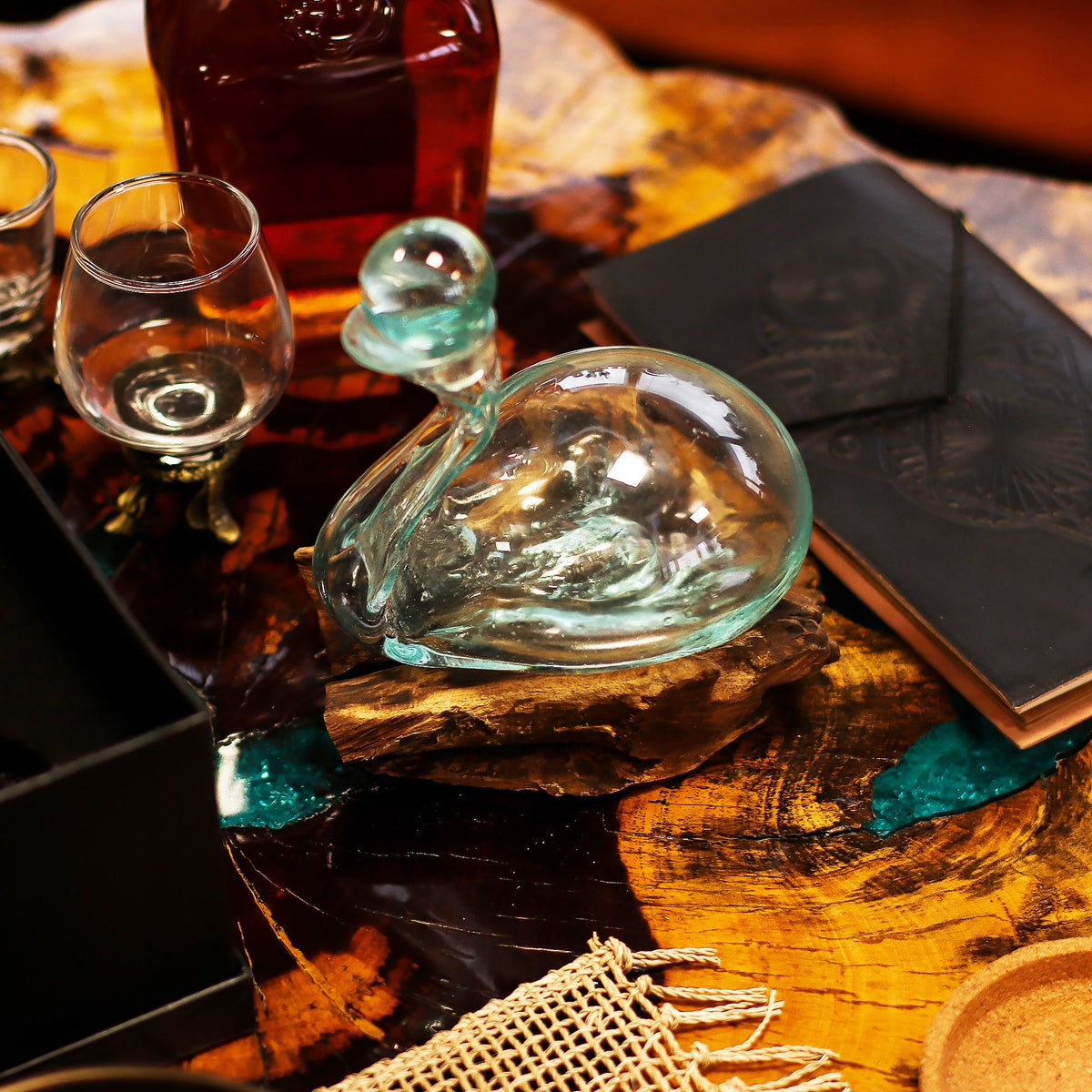 Decanter a forma di anatra in vetro fuso su legno con tappo 19 cm