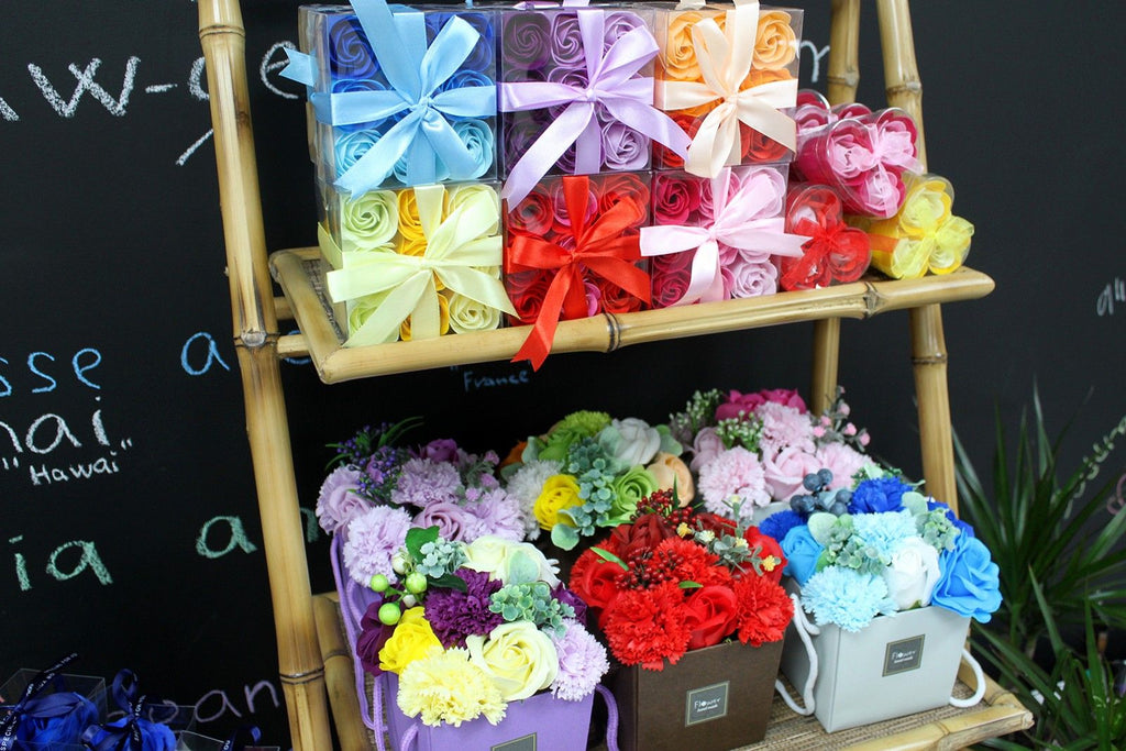 Set of 3 Soap Flower Heart Box - Red Roses – view 2