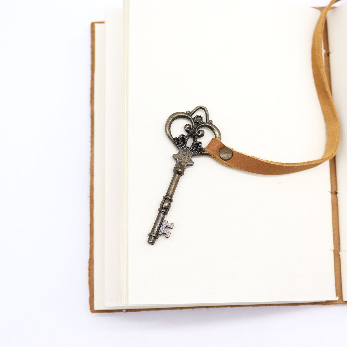 Oiled Tan Leather Notebook with Key, 200 Pages – 13x18 cm – view 3